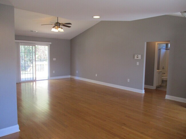 Building Photo - 2808 Blue Bell Ln