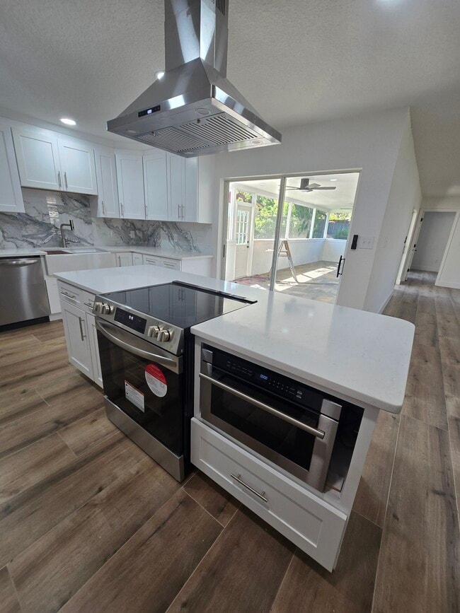 Building Photo - 383 Floral Dr