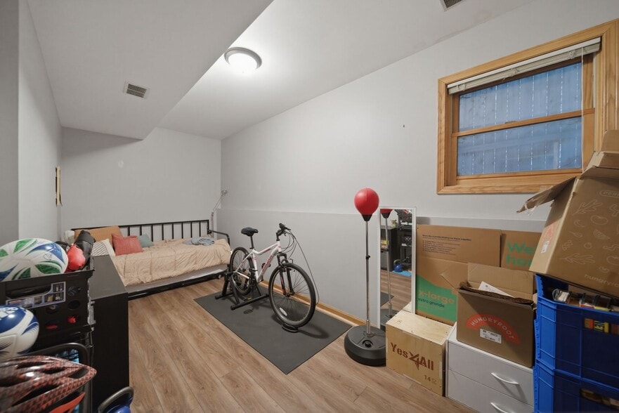 Building Photo - 844 N Wood St