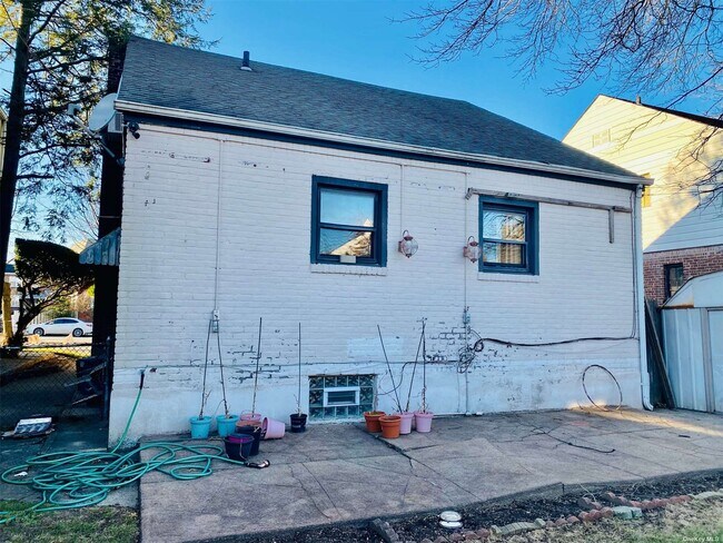Building Photo - 69-21 Utopia Pkwy