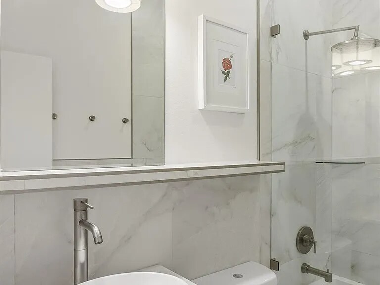 Building Photo - 2211 Canterbury St