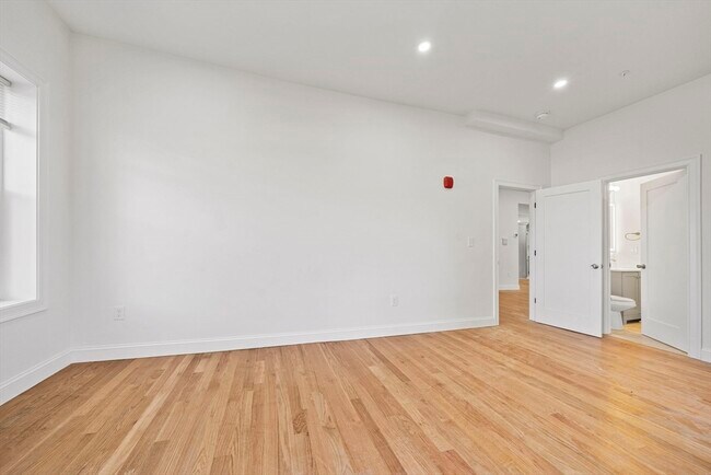 Building Photo - 417 Commercial St