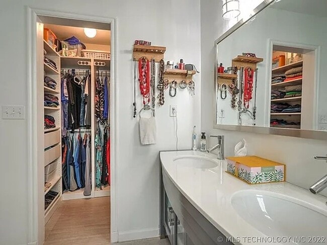 Building Photo - Midtown home for rent, 5 bed 3 full baths