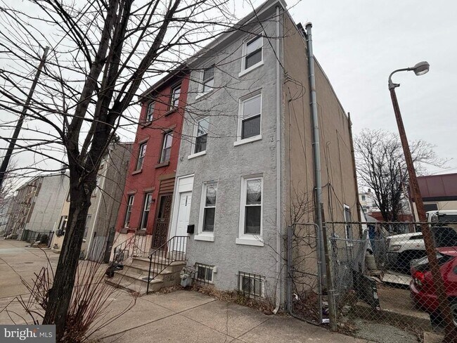 Building Photo - 363 E Airy St