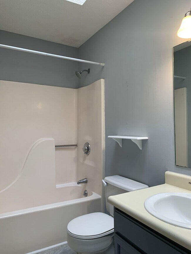 Building Photo - Renovated Townhome Near UNC, Downtown, fle...