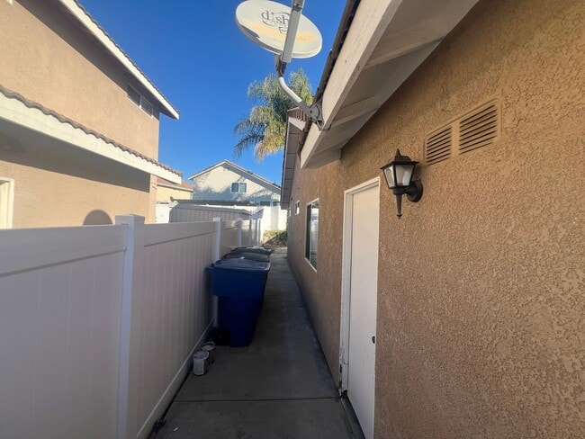 Building Photo - Beautiful upgraded 3 bedroom in Mission Grove!