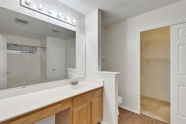 Building Photo - 1008 Balanced Rock Pl