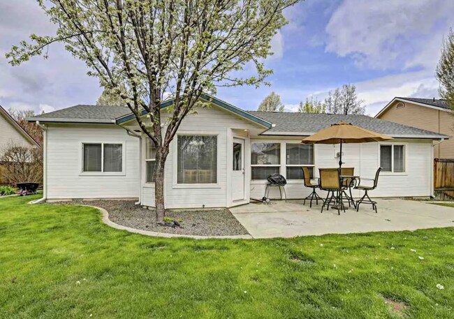 Building Photo - Bristol Heights Beauty: Single-Level 3-Car Garage Home with Private Backyard