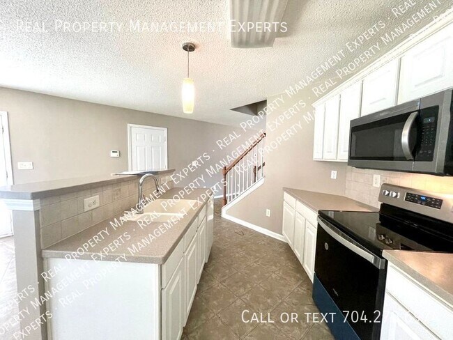 Building Photo - **MOVE IN SPECIAL!**Charming 3BR/2.5BR hom...