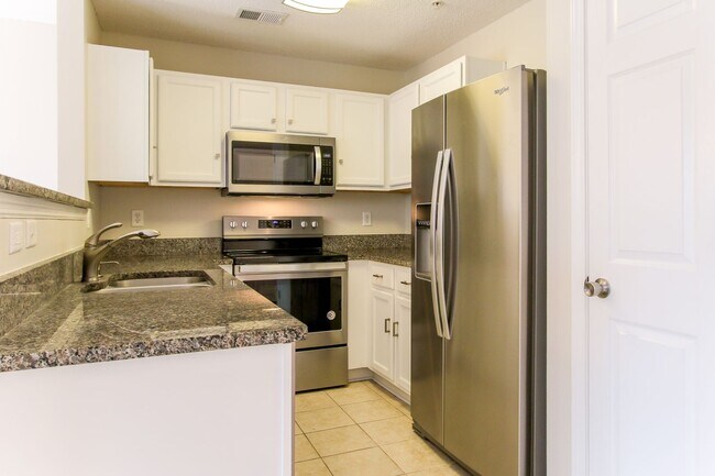 Building Photo - Enjoy this beautifully updated 3 Bed/3 Bat...