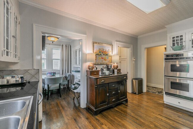 Building Photo - Charming Bungalow - Arlington Heights