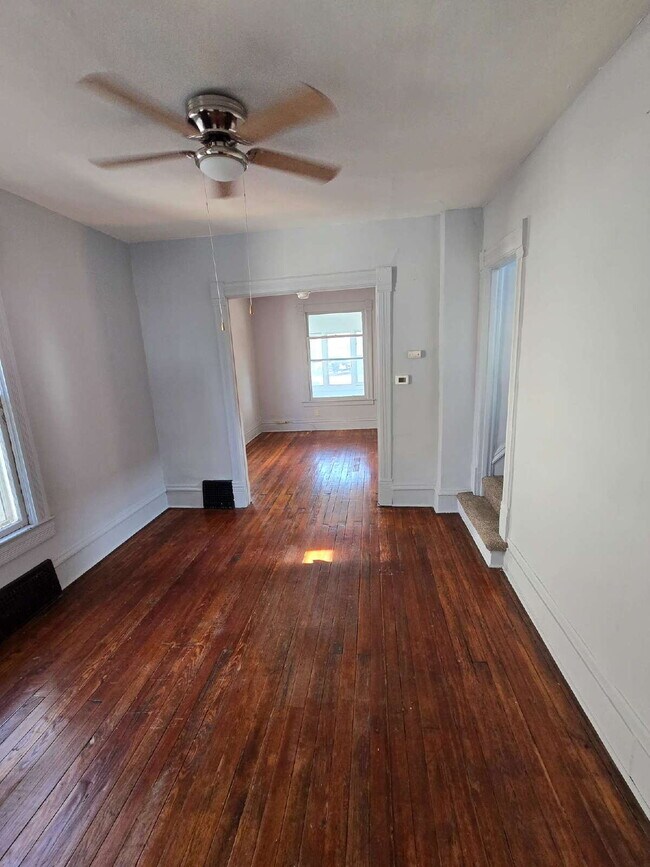 Building Photo - Charming 3-Bedroom Home Near Downtown – Av...