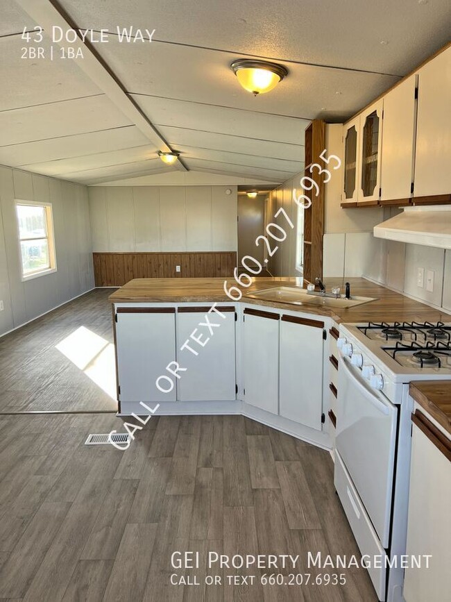 Primary Photo - Cozy updated 2 bedroom home! Home Warranty...