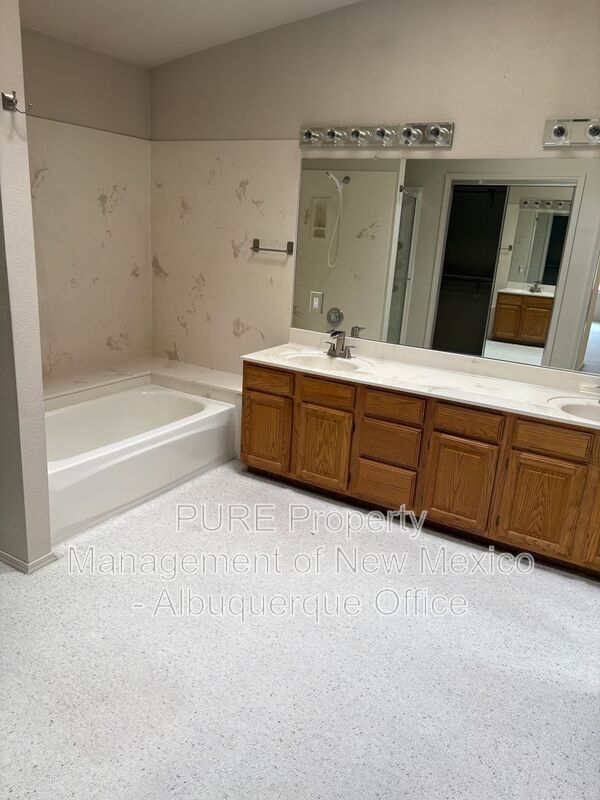 Building Photo - 10901 Lagrange Park Dr NE