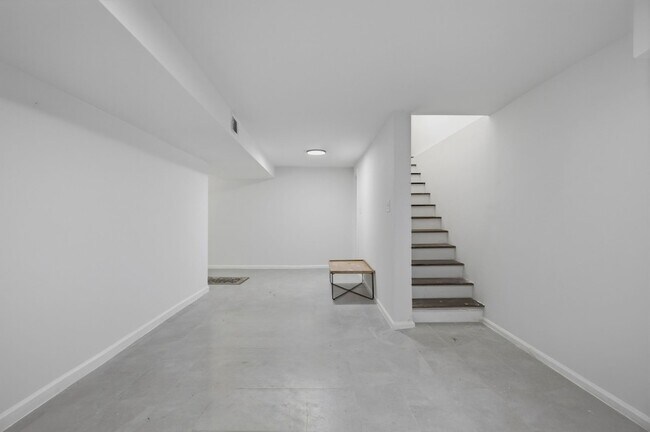 Building Photo - 6555 Brownlee Dr