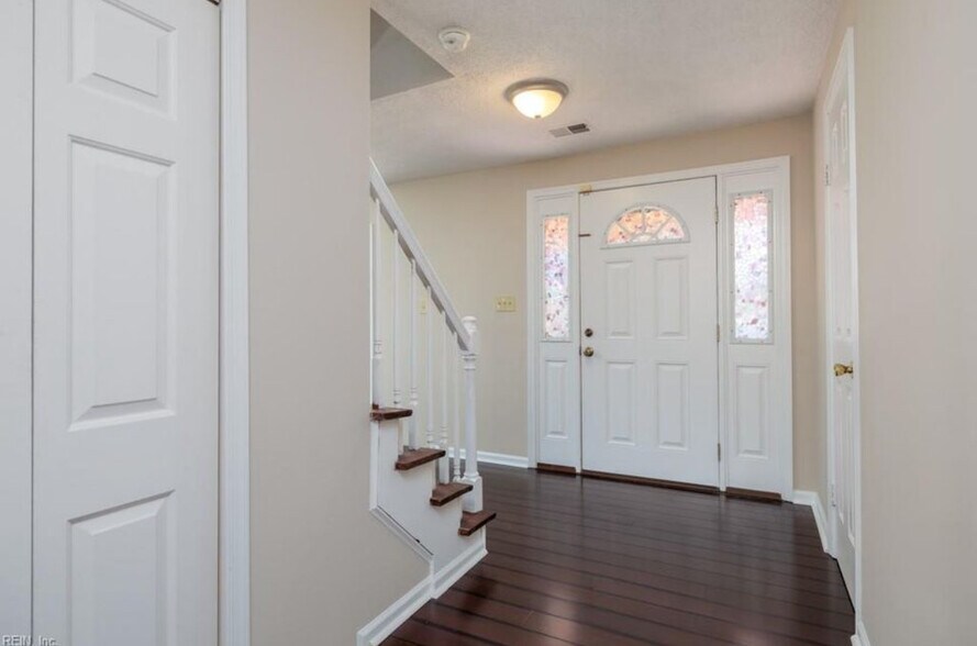 Building Photo - 1288 Hillock Xing