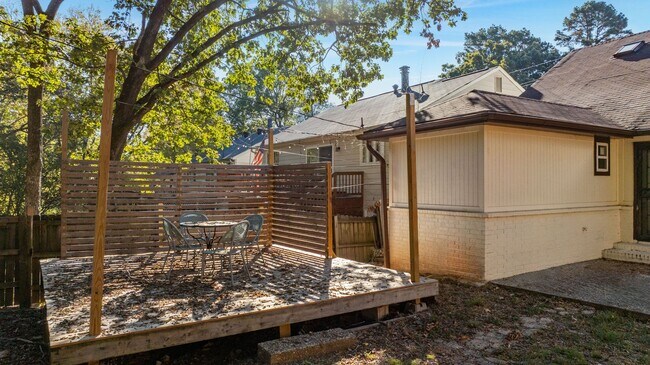 Building Photo - 2 or 3 Bedroom Renovated Mid-Town Charmer