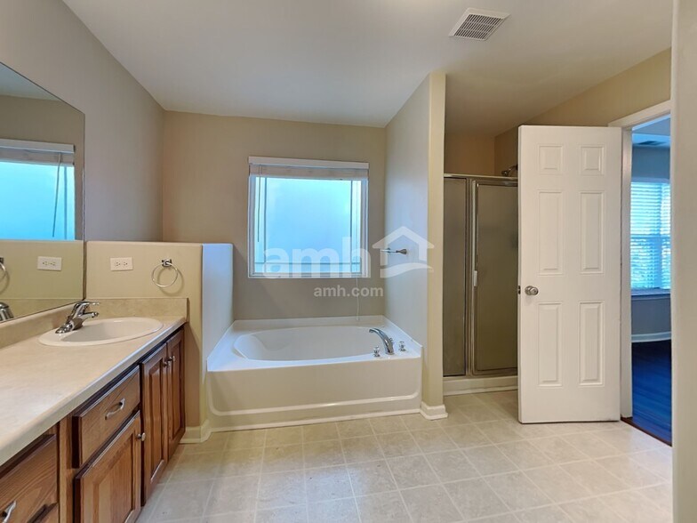 Building Photo - 75 Summer Hill Way