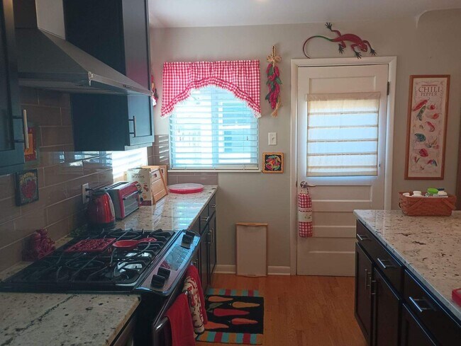 Building Photo - 2 Bedroom Townhouse in the heart of Tennyson!