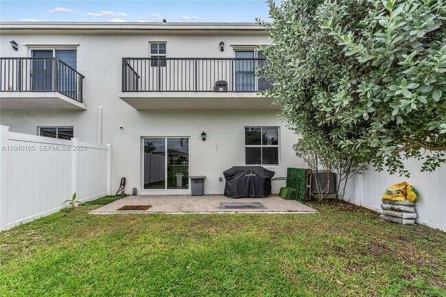 Building Photo - 805 SE 18th St