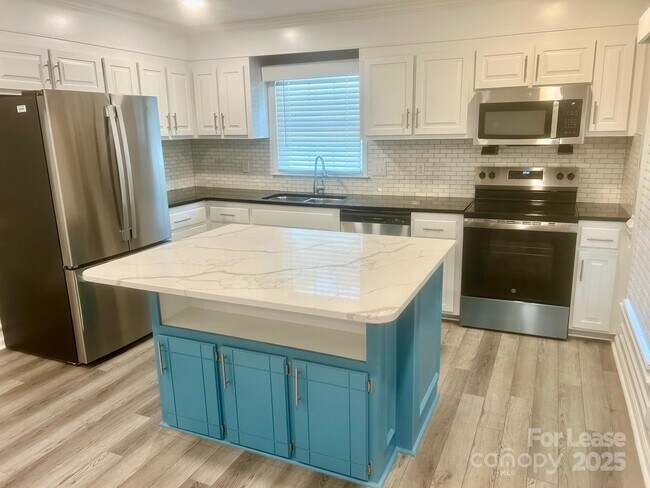 Building Photo - 725 Brookside Dr