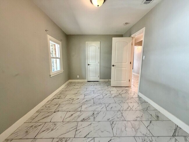Building Photo - 3056 Crescent Way