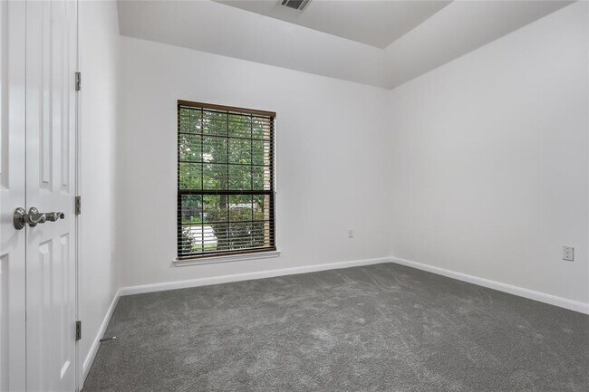 Building Photo - 5501 Allamanda Dr