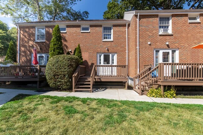Building Photo - 240 Sunnyridge Ave