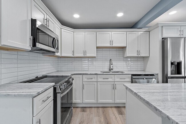 Building Photo - 53 Fenwood Rd