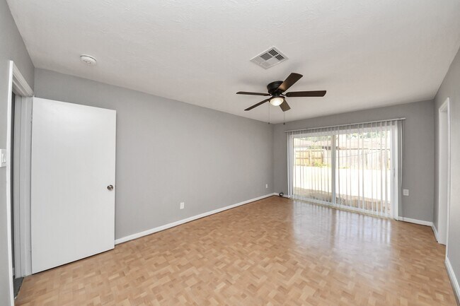 Building Photo - 9222 Sharpview Dr