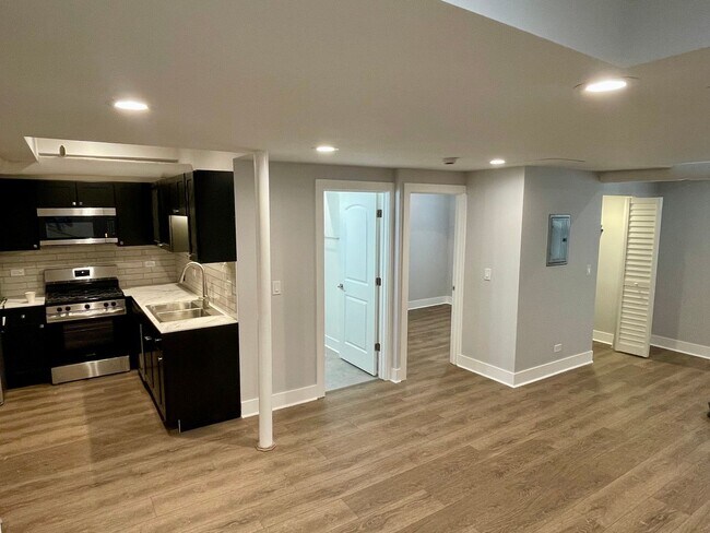 Building Photo - 5010 N Springfield Ave