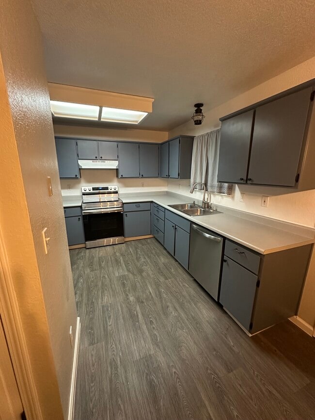 Building Photo - 1325 Oak Ridge Dr