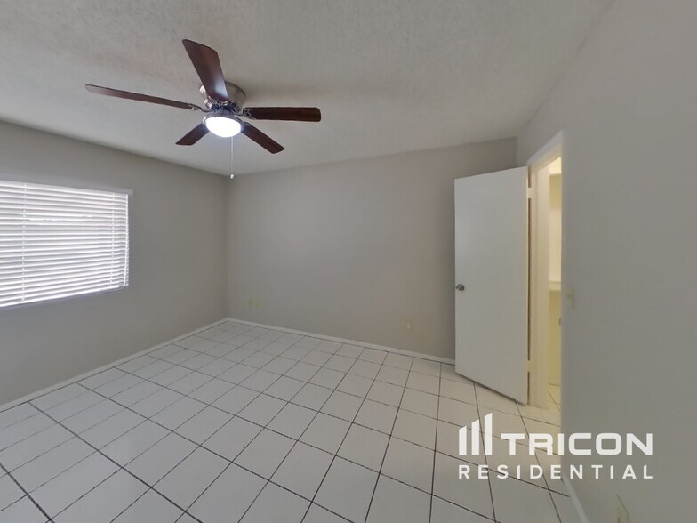 Building Photo - 8838 W Cinnabar Ave