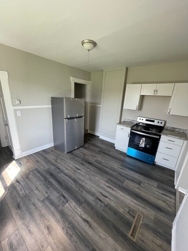 Building Photo - 495 Frebis Ave