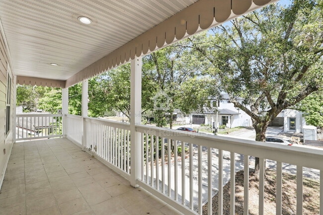 Building Photo - 820 Altaloma Ave