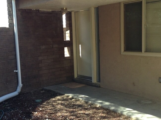 Building Photo - Bright 2 story 2br, 1b, 875sq. ft townhous...