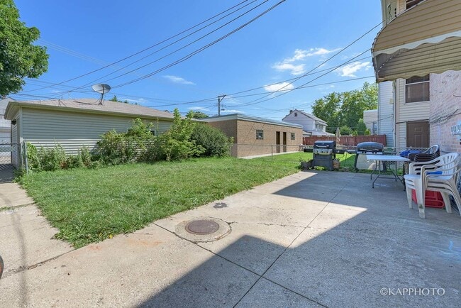 Building Photo - 5942 W Addison St