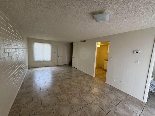 Building Photo - Maryvale 2br townhome