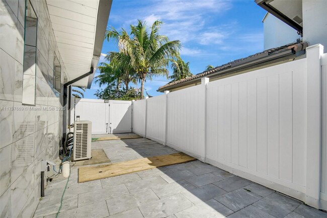 Building Photo - 2531 Gulfstream Ln