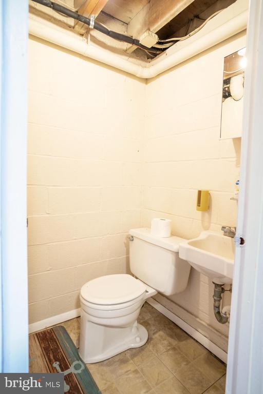 Building Photo - 933 Elm Rd