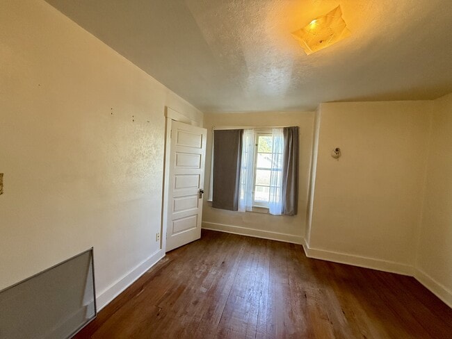 Building Photo - 44 E Parkwood Dr