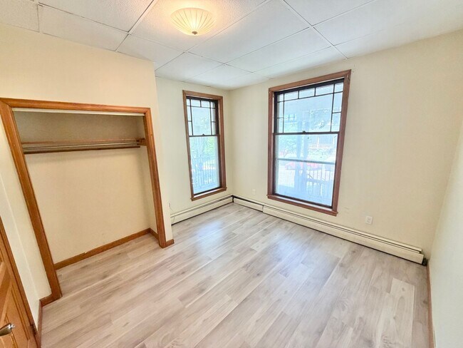Building Photo - 3 Bedroom Apartment Superior South End Location Burlington Available 7/1