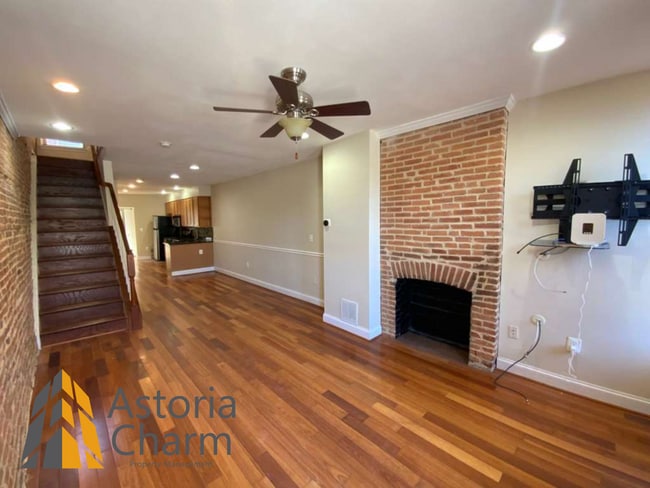 Building Photo - Stylish 2 Bedroom with Spa Bath, Hardwood Floors and Parking