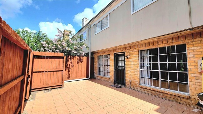Building Photo - 10305 Briar Forest Dr