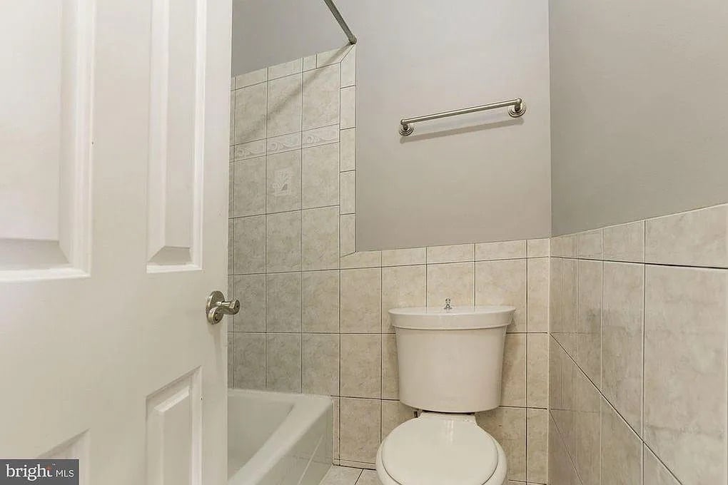 Master Bathroom - 104 Shooters Ct