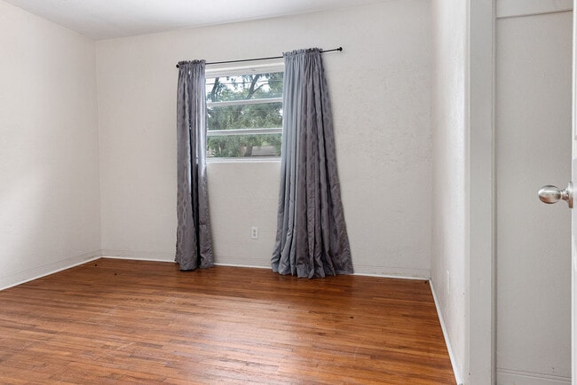 Building Photo - 1526 W Beresford Ave