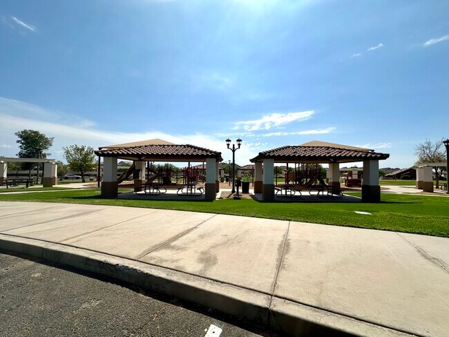 Building Photo - Estrella Mountain Ranch with Resort-style ...