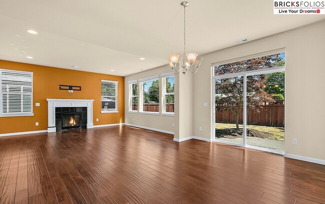Building Photo - Natural Light-Filled Renton Home with Spac...