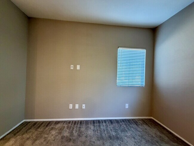 Building Photo - 3 BED 3 BATH 2 CAR GARAGE TOWNHOUSE W/ PRIVATE YARD, LOFT & BEDROOM DOWNSTAIRS IN GATED COMMUNITY...