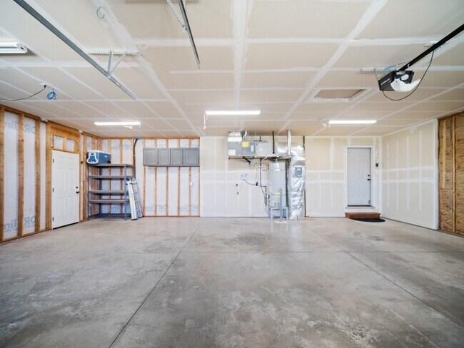 Building Photo - Beautiful home 5MILE/Big Yard & Garage